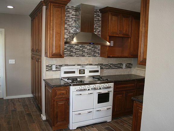 Period O'Keefe & Merritt Stove, Pantry