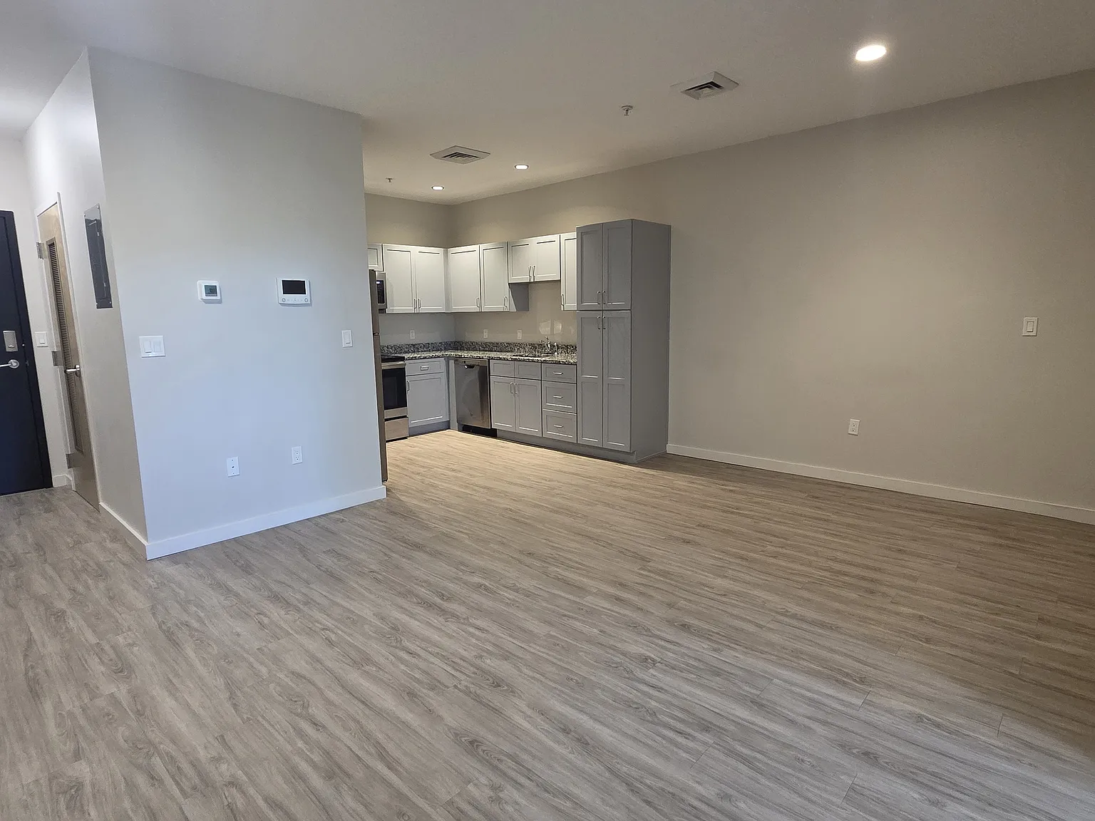 1 bed, 602 sqft, $2,400 — Photo 2
