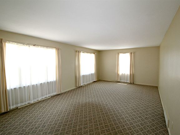 3rd image of 11863 Parklane St