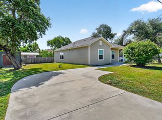 826 S Mathis St, Rockport, TX 78382