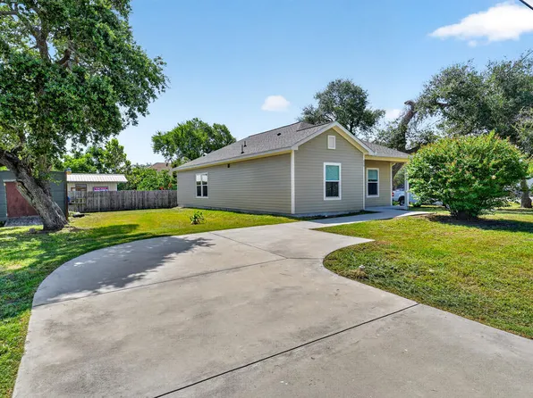 826 S Mathis St, Rockport, TX 78382