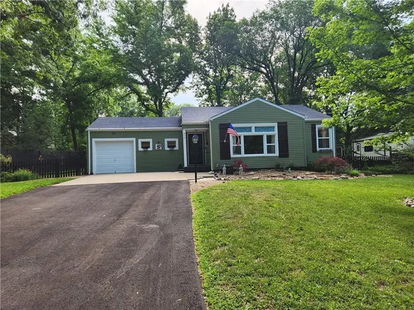 403 Edgevale Dr, Harrisonville, MO 64701