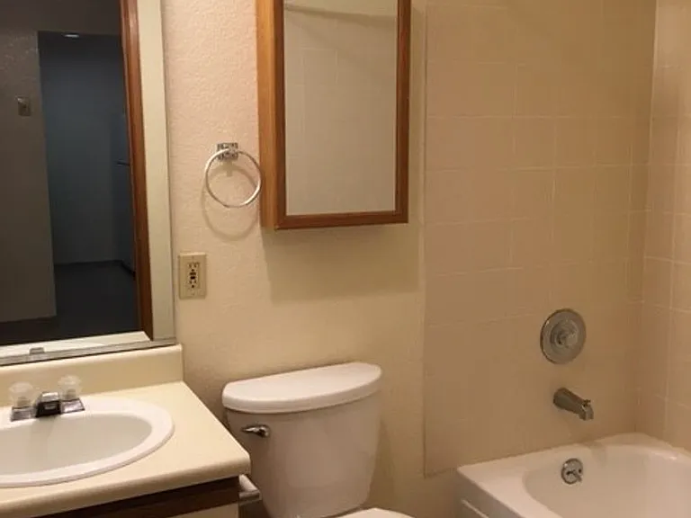 Hilltop Court Apartments — Photo 7