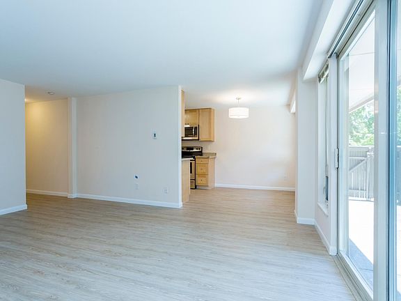 4th image of 2700 NE 125th St APT 101