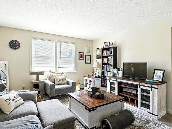4th image of 859 Mammoth Rd #3