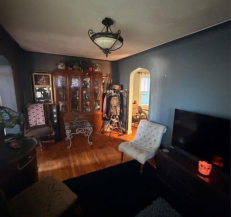 2nd image of 7919 S Broadway
