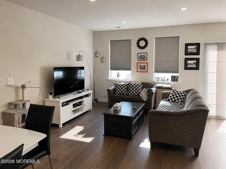 16 Theater Dr — Photo 7