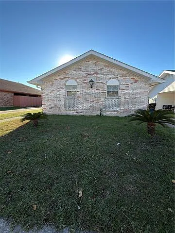 7042 Yorktown Dr — Photo 2