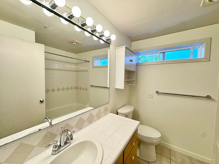 2432 Dexter Ave N #100 — Photo 24