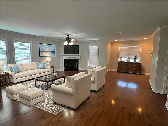 3rd image of 304 Parish Dr