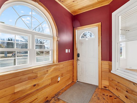 5th image of 379 Stroudwater St