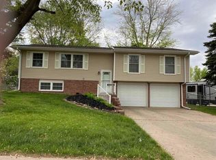 803 Donegal Dr, Papillion, NE 68046