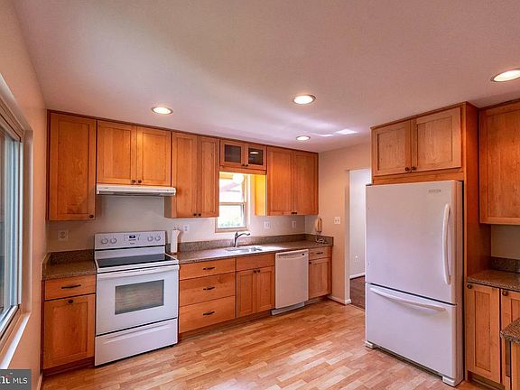 3rd image of 2305 Rockland Ave