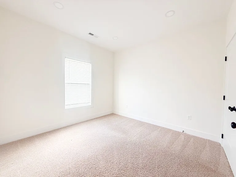1403 Westbrook Cir — Photo 24