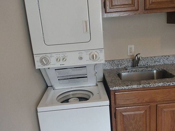 4th image of 811 N Van Buren St APT 2