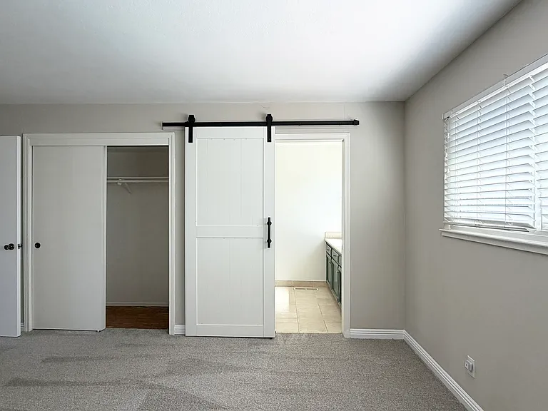 3695 Sanford St — Photo 40