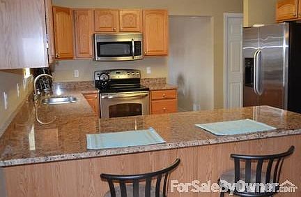 Spacious Kitchen
						:
						Granite counters, stainless steel applicances with oak flooring and cabinetry