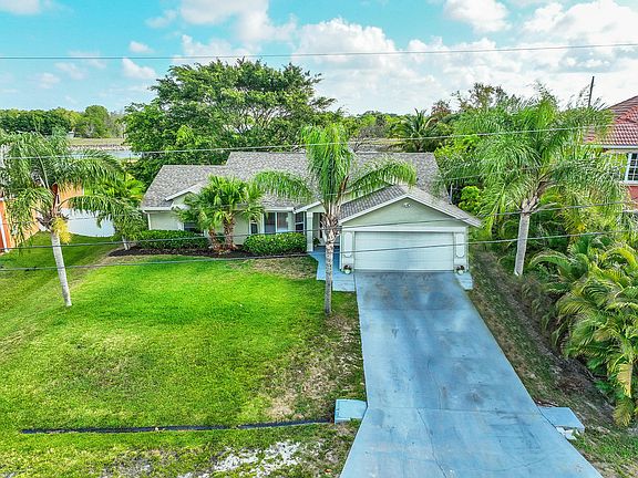 3rd image of 390 SW Dalton Circle
