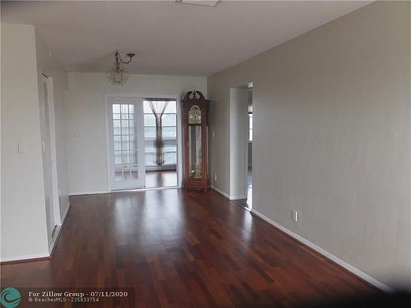 4th image of 941 Crystal Lake Dr APT 304