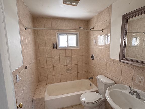 3rd image of 17 Floyd Ave Floor 1