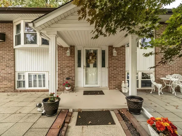 302 Elm Grove Ln, Hazelwood, MO 63042