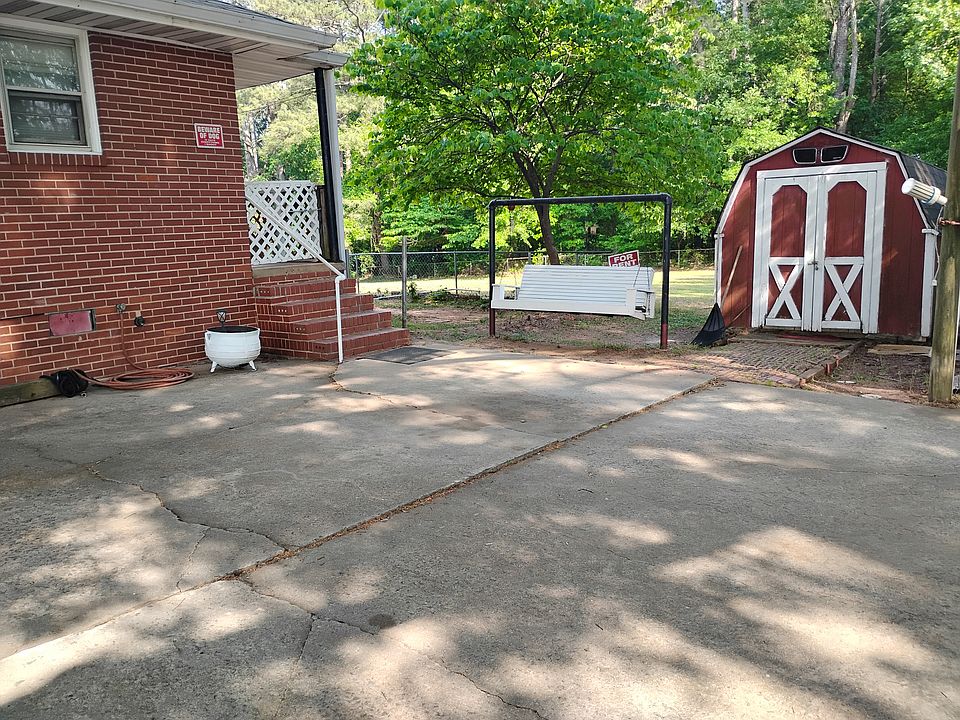 Beautiful flat backyard, with storage shed and huge backyard