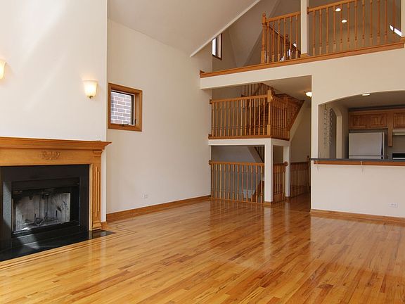 3rd image of 844 W Buckingham Pl #3A