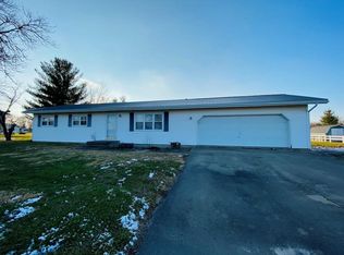 914 Sunset Rd SW, Clay City, IL 62824