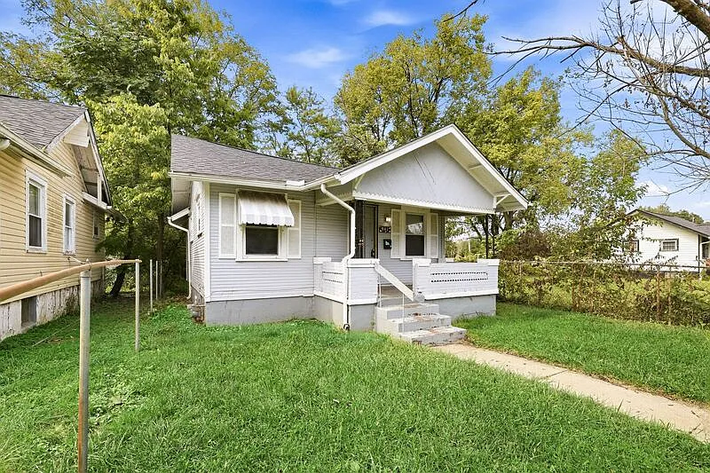 2 bed, 1.0 bath, 816 sqft, $895 — Photo 2