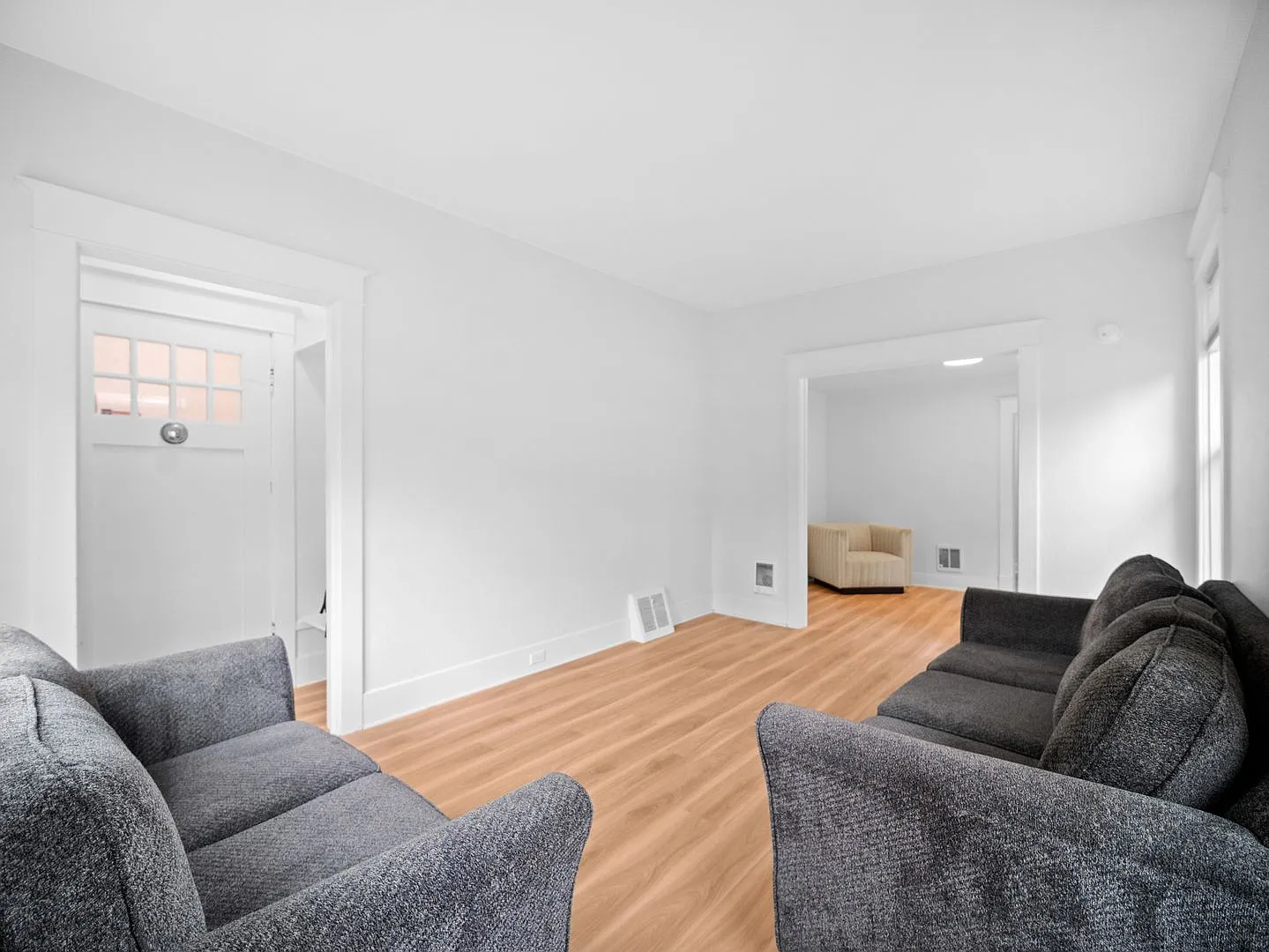 Quaint and Cute 1 Bedroom Close to Hospitals — Photo 3
