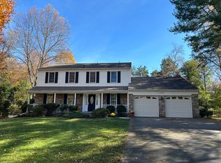 11902 Holly Spring Dr, Great Falls, VA 22066