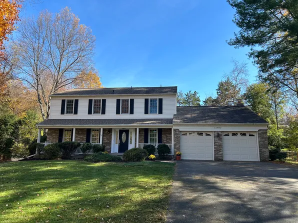 11902 Holly Spring Dr, Great Falls, VA 22066