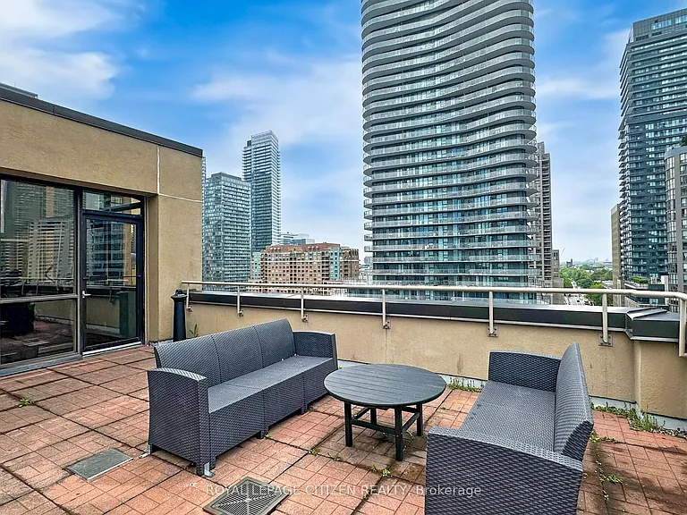 555 Yonge St #302 — Photo 25