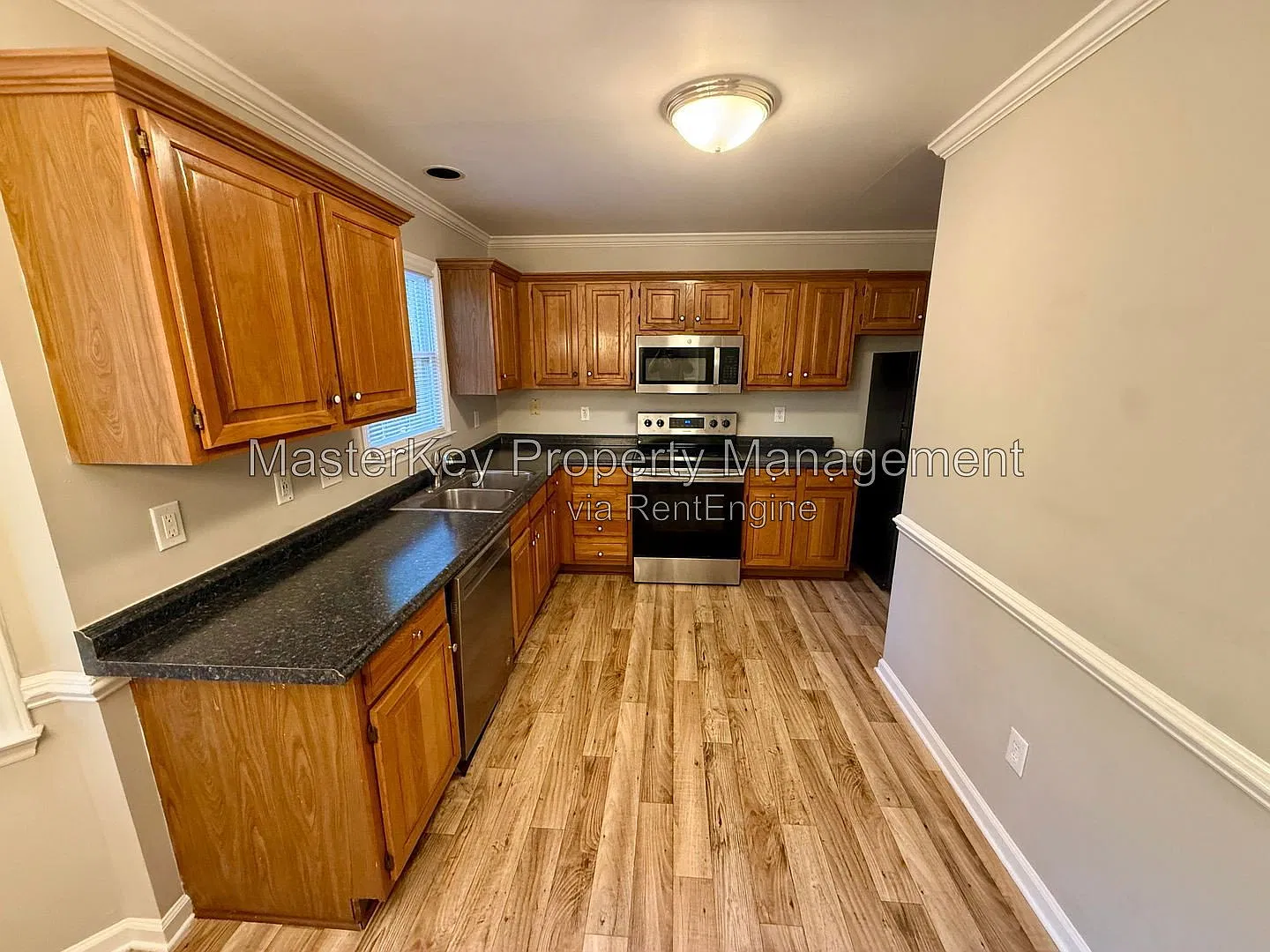 3 bed, 2.5 bath, 1995 sqft, $1,995 — Photo 2