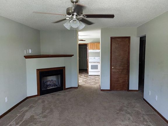 4th image of 1004 NE Lindsay Ave APT A