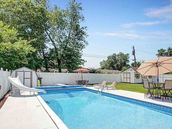 3rd image of 23364 Crest Ct