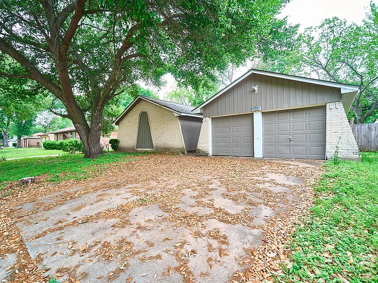 923 Kenforest Dr — Photo 1