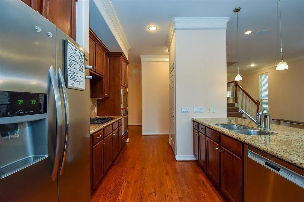 3 bed, 2.5 bath, 2016 sqft, $2,850 — Photo 2