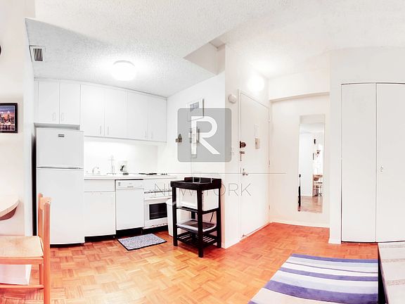 4th image of 150 W 51st St APT 1903