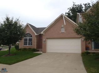 23765 W Lake Cir, Trenton, MI 48183