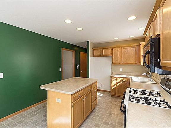 3rd image of 918 5th Avenue Dr W