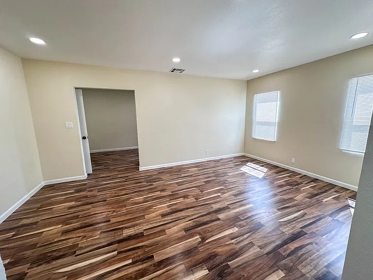 5702 Vineland Ave — Photo 4