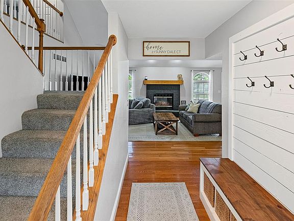 3rd image of 21 Sunny Dale Ct