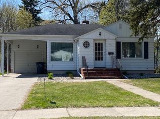 909 12th St S, Moorhead, MN 56560