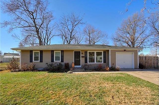 1st image of 424 NW Village Dr