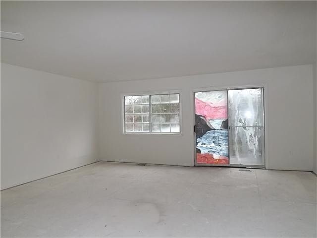 2nd image of 119 Courtland Woods Cir
