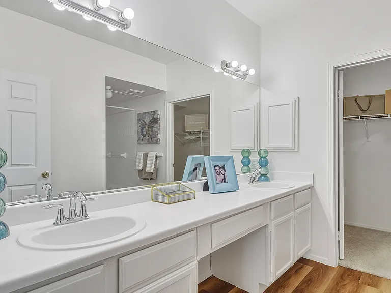 Village on the Parkway Apartments — Photo 6