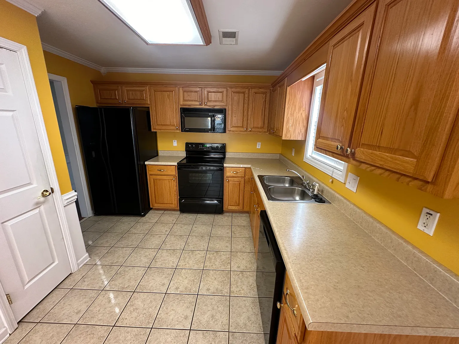 25 Roxbury Dr — Photo 3