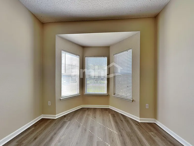 521 Amsonia Cir — Photo 15