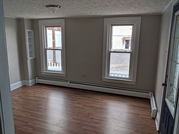 3rd image of 320 Curtin St